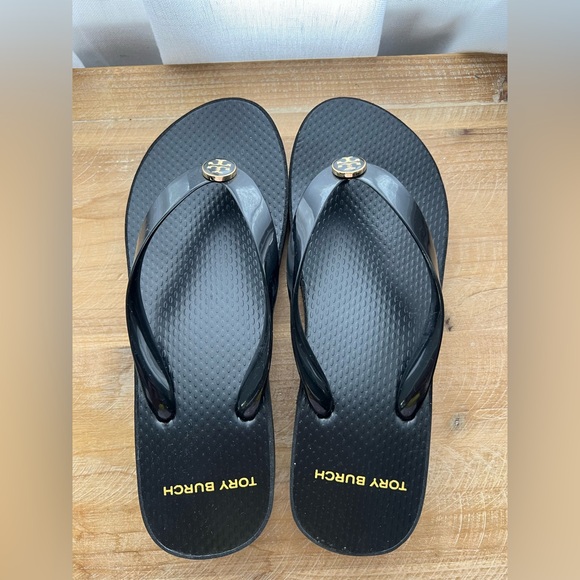 New Tory Burch Women's Cut-Out Wedge Flip-Flops in Perfect Black Size 6 - Picture 6 of 8